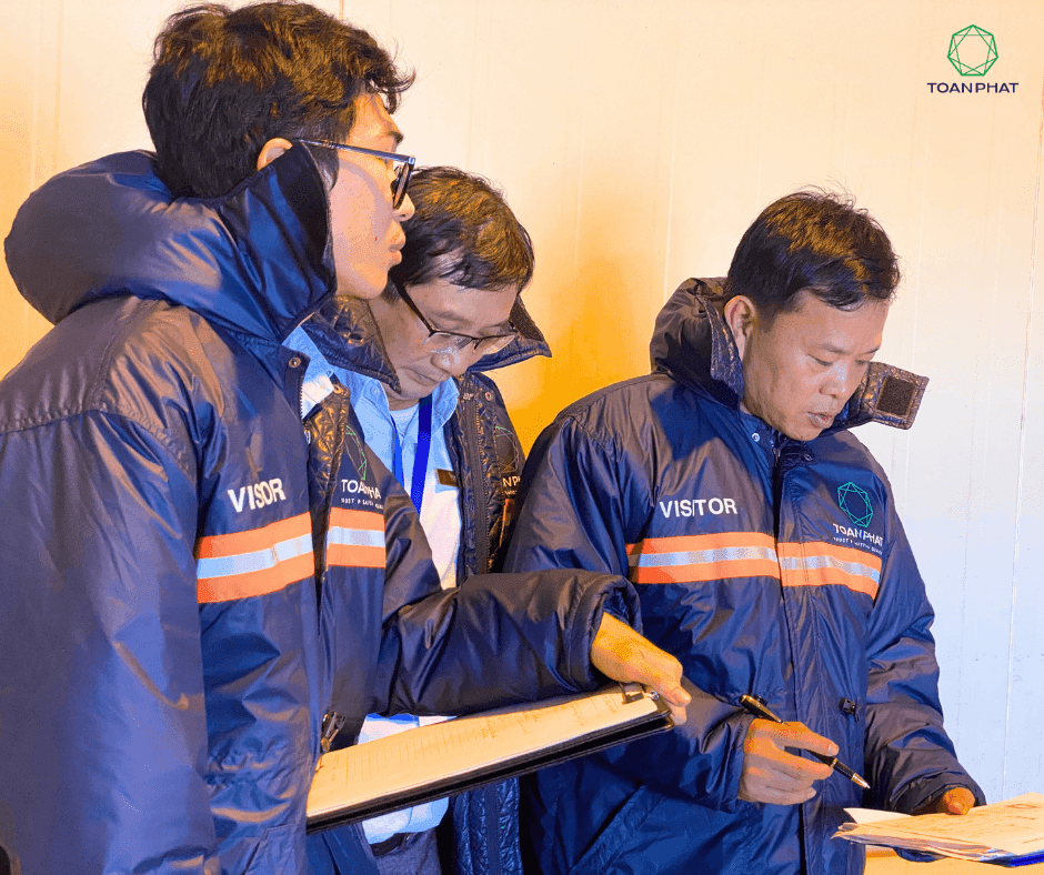 Các chuyên gia đánh giá của Halal Quốc gia Việt Nam khảo sát thực tế hệ thống kho lạnh và khu vực xử lý chiếu xạ hàng hóa tại TOANPHAT, theo tiêu chuẩn MS 1500_2019 do JAKIM – Malaysia ban hành.png